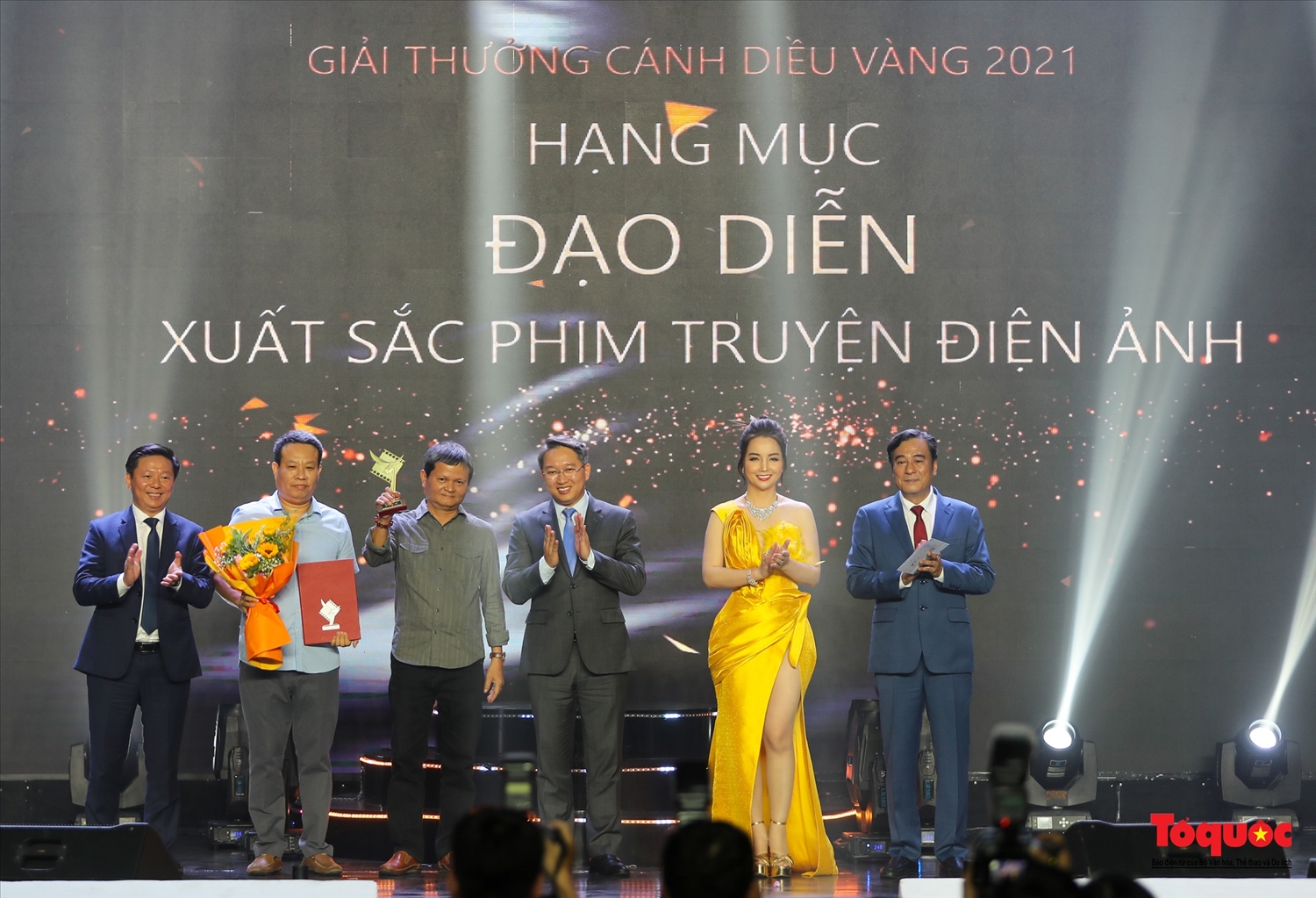 Giải Đạo diễn xuất sắc nhất thuộc về các đạo diễn: NSND Nguyễn Thanh Vân và Trần Chí Thành phim “Bình minh đỏ”.