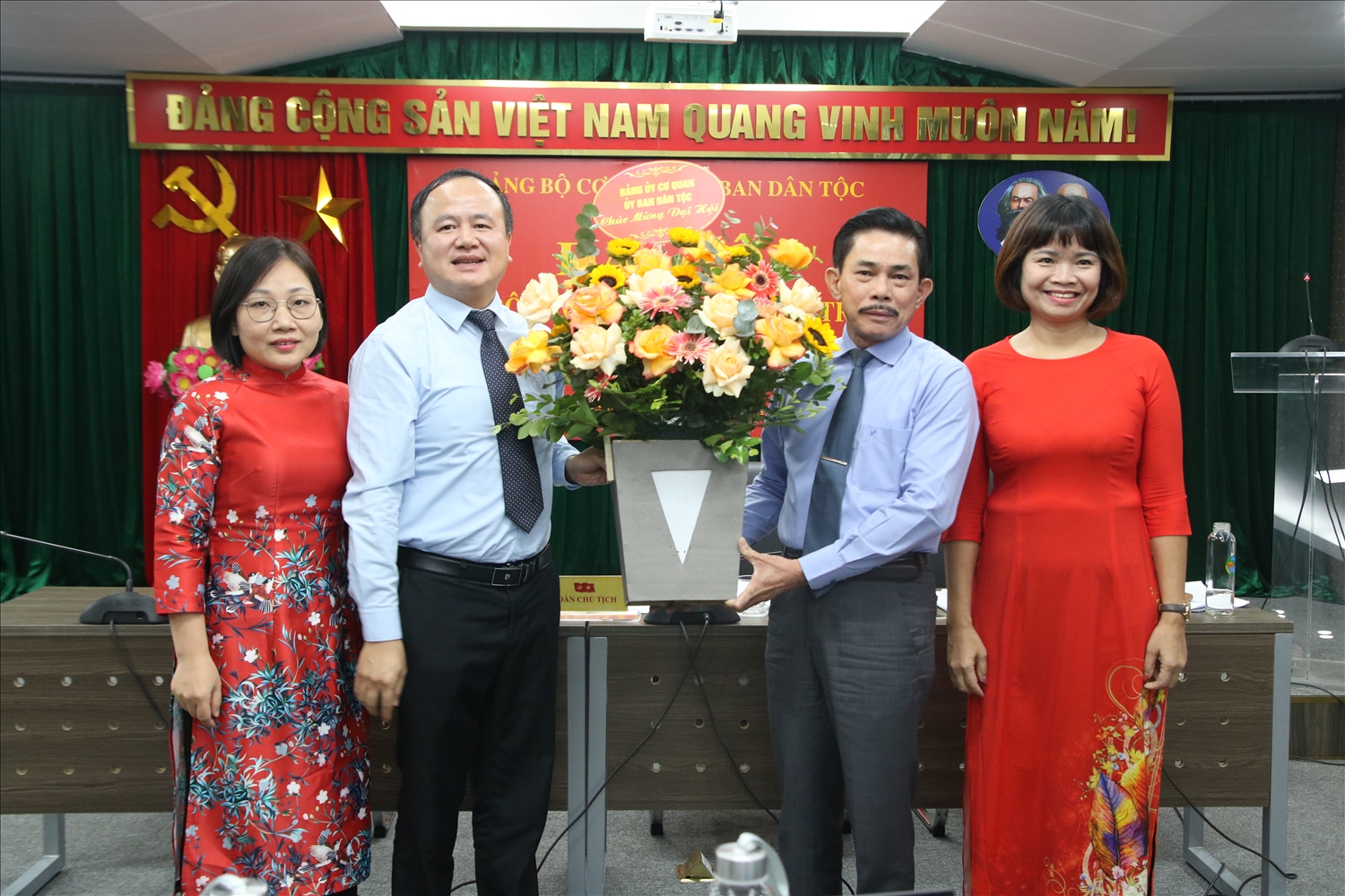 Đồng chí Lò Quang Tú - Ủy viên Ban Thường vụ Đảng ủy tặng hoa chúc mừng Chi ủy Chi bộ Báo Dân tộc và Phát triển nhiệm kỳ 2022 - 2025