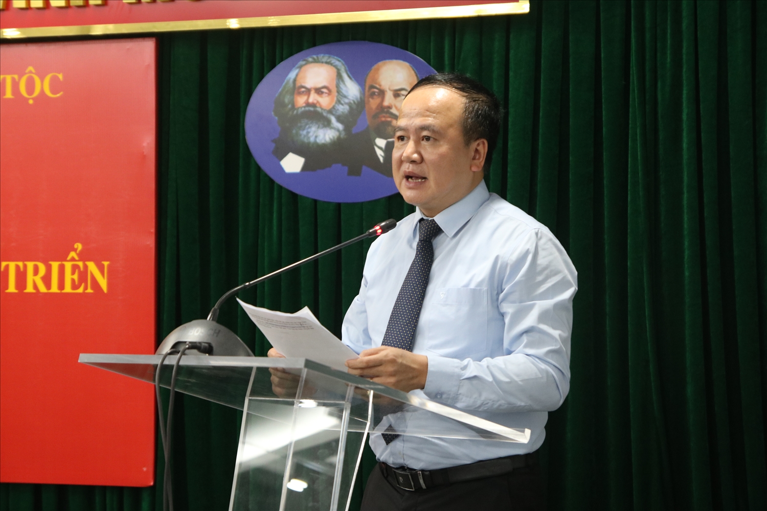 Đồng chí Lò Quang Tú - Ủy viên Ban Thường vụ Đảng ủy, Chánh Văn phòng Ủy ban phát biểu tại Đại hội 