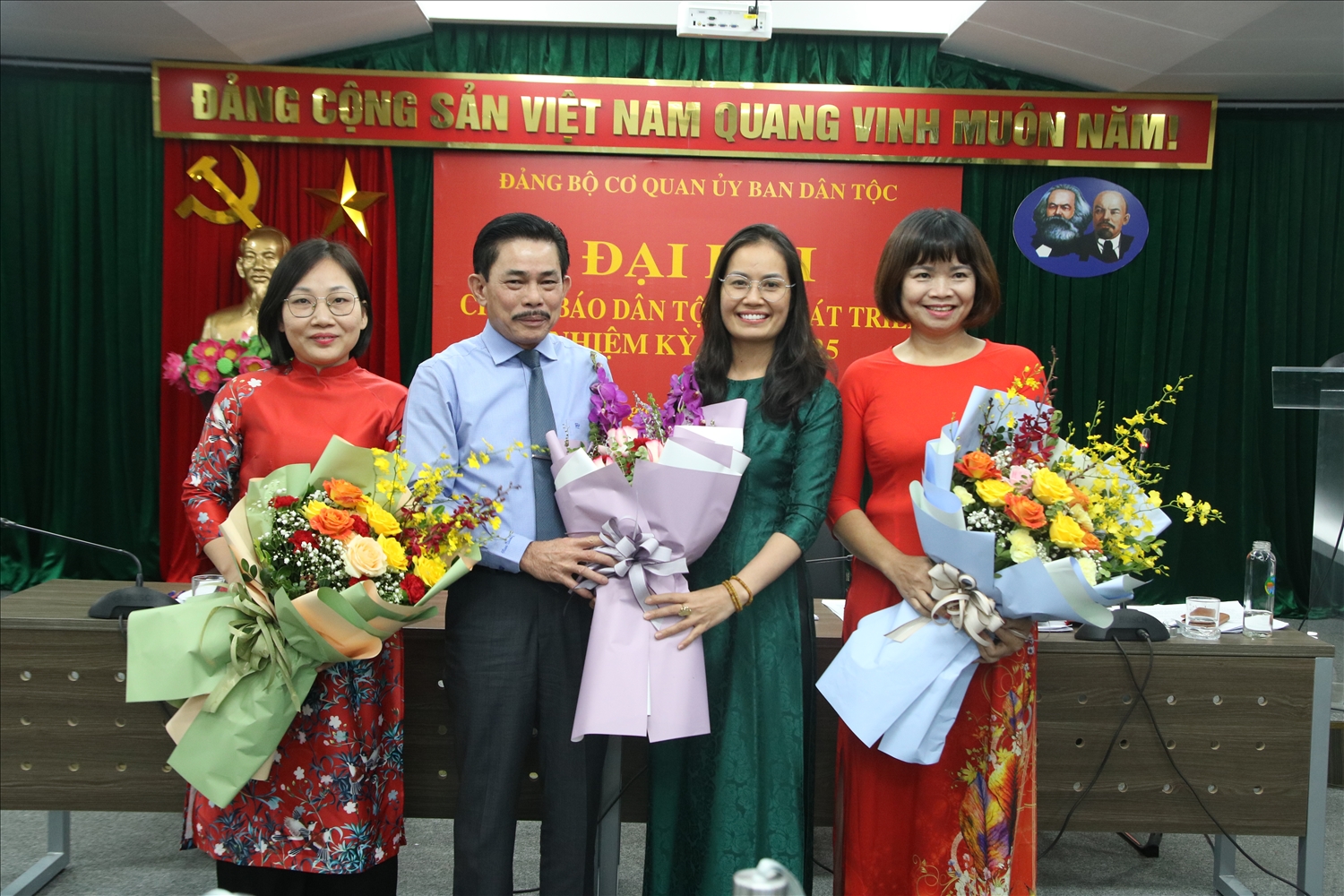 Đại diện Chi hội Hội nhà báo Báo Dân tộc và Phát triển tặng hoa chúc mừng Chi ủy Chi bộ khóa mới
