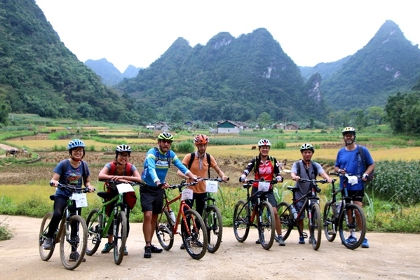 Khách du lịch quốc tế trải nghiệm ở vùng nông thôn miền núi phía Bắc Việt Nam - Ảnh: ĐẠI HÙNG