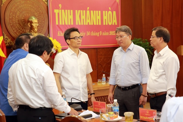 Phó Thủ tướng Vũ Đức Đam trao đổi với lãnh đạo tỉnh Khánh Hòa và đại diện một số bộ ngành - Ảnh: VGP/Đình Nam