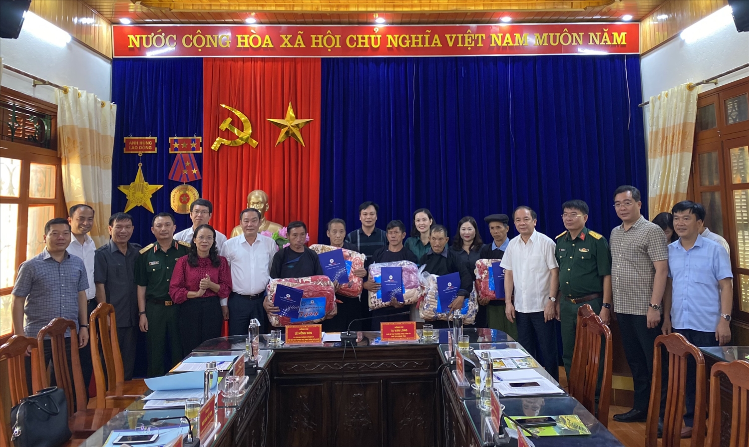 Đoàn công tác làm việc và trao quà tại huyện Mù Cang Chải, tỉnh Yên Bái