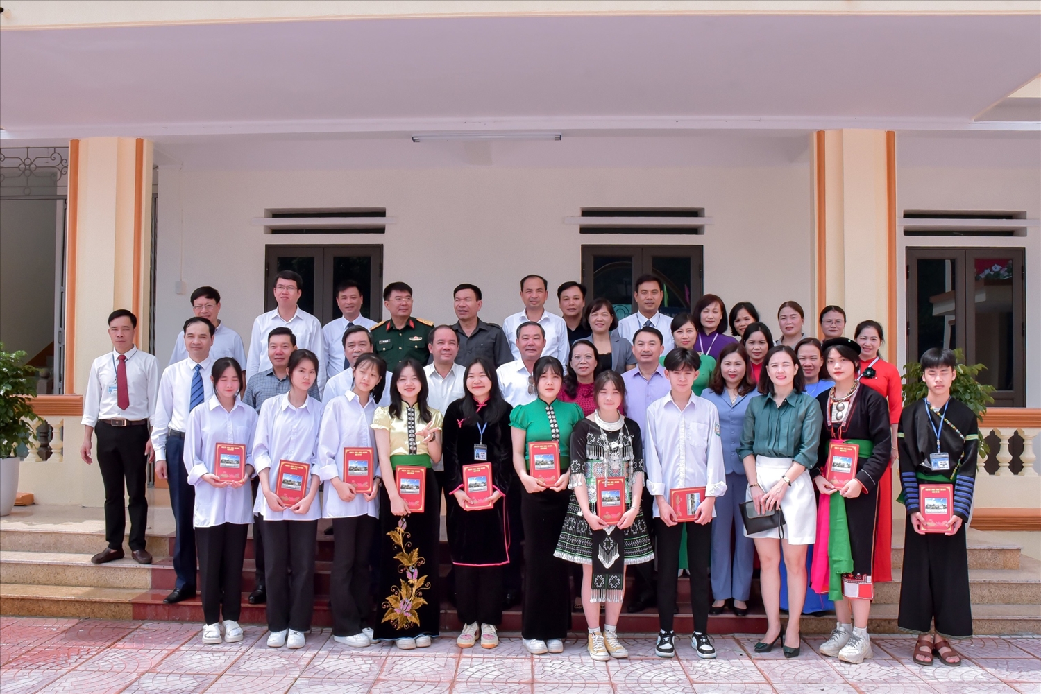 Đoàn công tác TP Hà Nội, Lãnh đạo Ủy ban Dân tộc, Lãnh đạo UBND tỉnh Yên Bái chụp ảnh lưu niệm tại Trường THPT Văn Chấn
