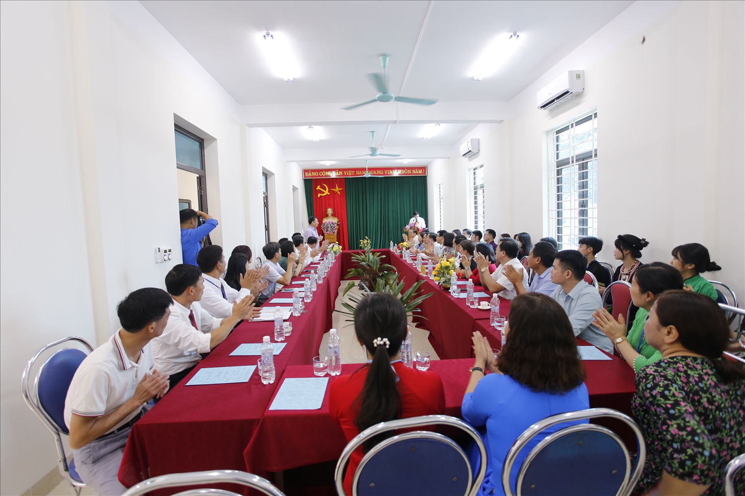 Quang cảnh buổi làm việc của đoàn công tác tại trường THPT Văn Chấn - Yên Bái