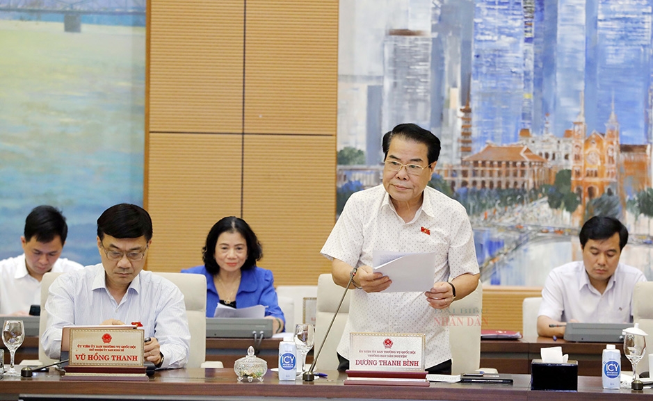 Trưởng Ban Dân nguyện Dương Thanh Bình trình bày Báo cáo công tác dân nguyện tháng 8/2022 của Quốc hội. (Ảnh: Hồ Long)