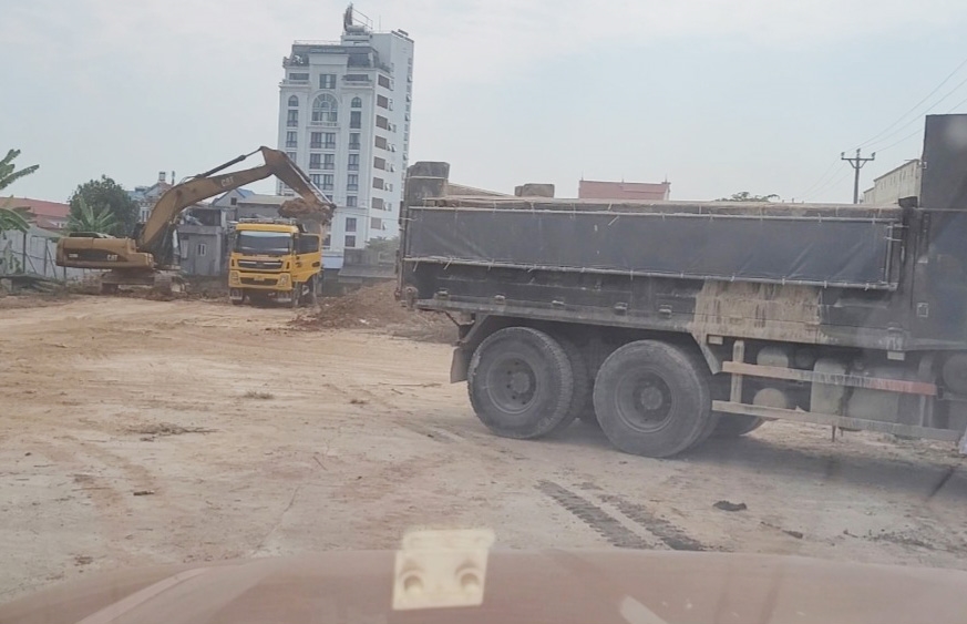 Máy xúc múc đất trong khu vực Dự án xây dựng mở rộng, nâng cấp bệnh viện A Thái Nguyên lên các xe tải lớn