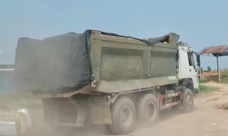 Chiếc xe tải chở đầy đất, có dấu hiệu cơi nới thành thùng