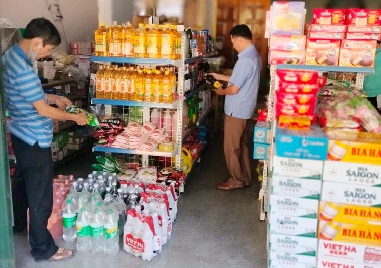 Đoàn kiểm tra các hộ kinh doanh thực phẩm trên địa bàn thị trấn Lang Chánh