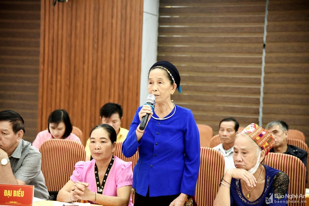 Bà La Thị Phương - bản Phổng, xã Thạch Giám, huyện Tương Dương bày tỏ trăn trở về bảo tồn bản sắc văn hóa dân tộc. Ảnh: BNA