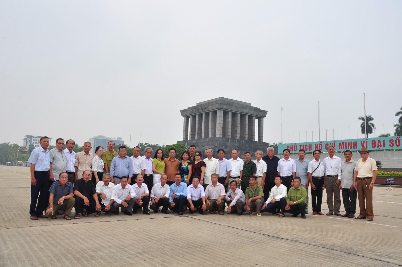 Đoàn đại biểu Người có uy tín trong đồng bào DTTS tỉnh Nghệ An chụp ảnh lưu niệm tại Quảng trường Ba Đình.