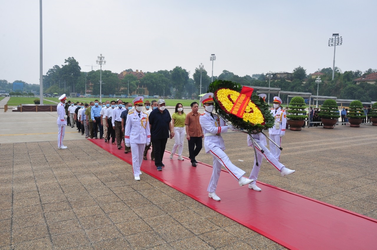 Đoàn đại biểu Người có uy tính tỉnh Nghệ An dâng hoa tưởng niệm Chủ tịch Hồ Chí Minh.