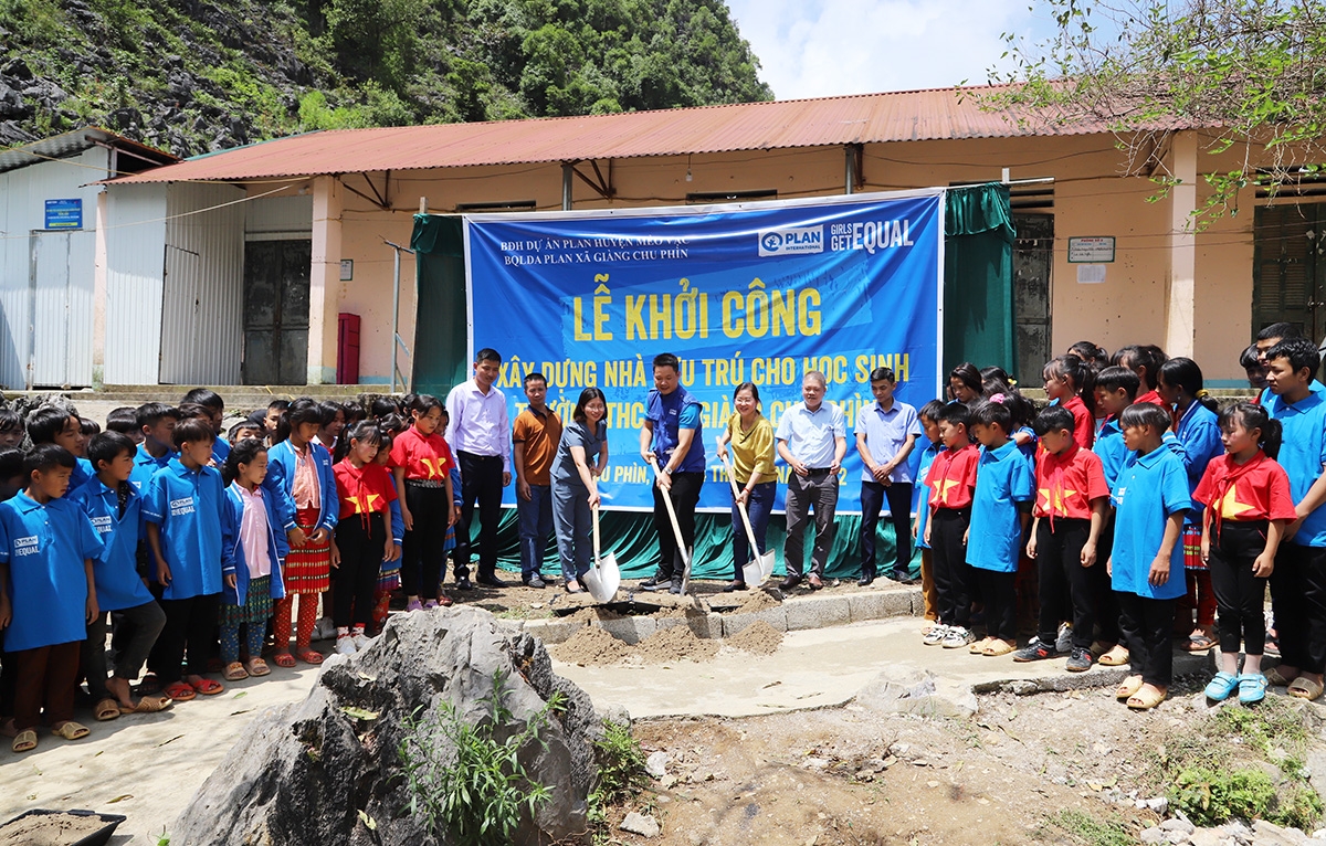 Đại diện Văn phòng Plan Hà Giang và lãnh đạo xã Giàng Chu Phìn tham gia khởi công xây dựng nhà lưu trú cho học sinh