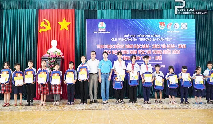 Các em học sinh vui mừng nhận học bổng. (Ảnh: thuathienhue.gov.vn) 