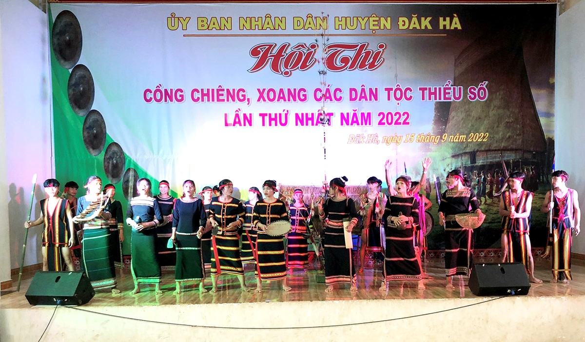 Phần thi hát dân ca của đội nghệ nhân thôn Kon K'Lốc, xã Đăk Mar