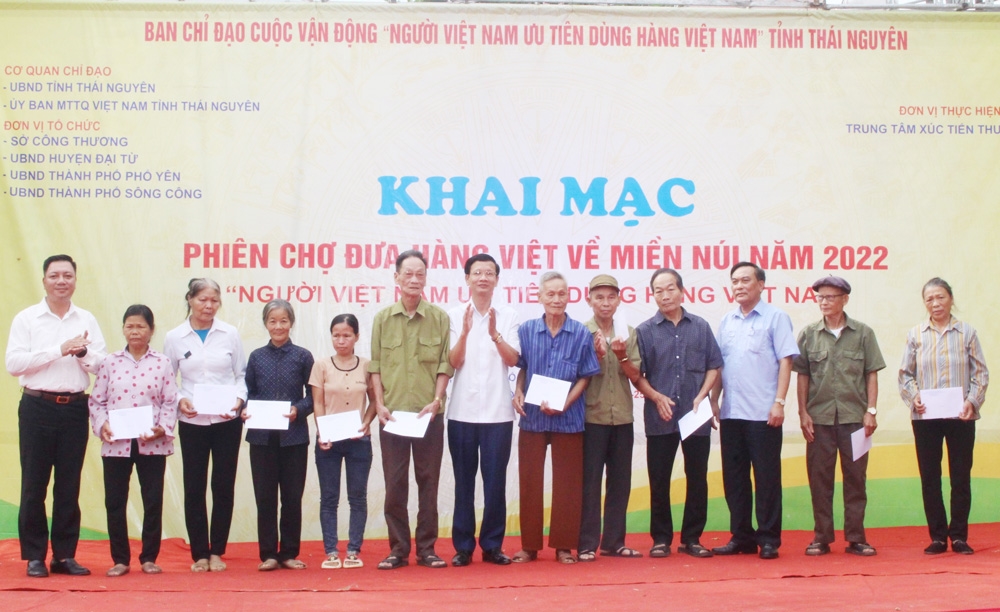 Ban Chỉ đạo Cuộc vận động “Người Việt Nam ưu tiên dùng hàng Việt Nam” tỉnh Thái Nguyên trao tặng 10 suất quà cho các gia đình chính sách