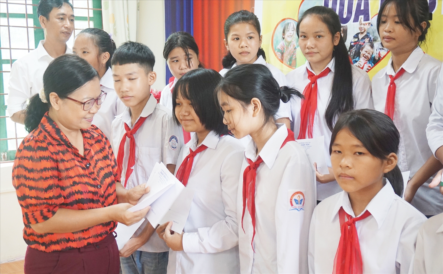 Bà mã Én Hằng - Phó ban Dân tộc tỉnh Lào Cai trao quà cho các em học sinh Trường THCS Cốc San