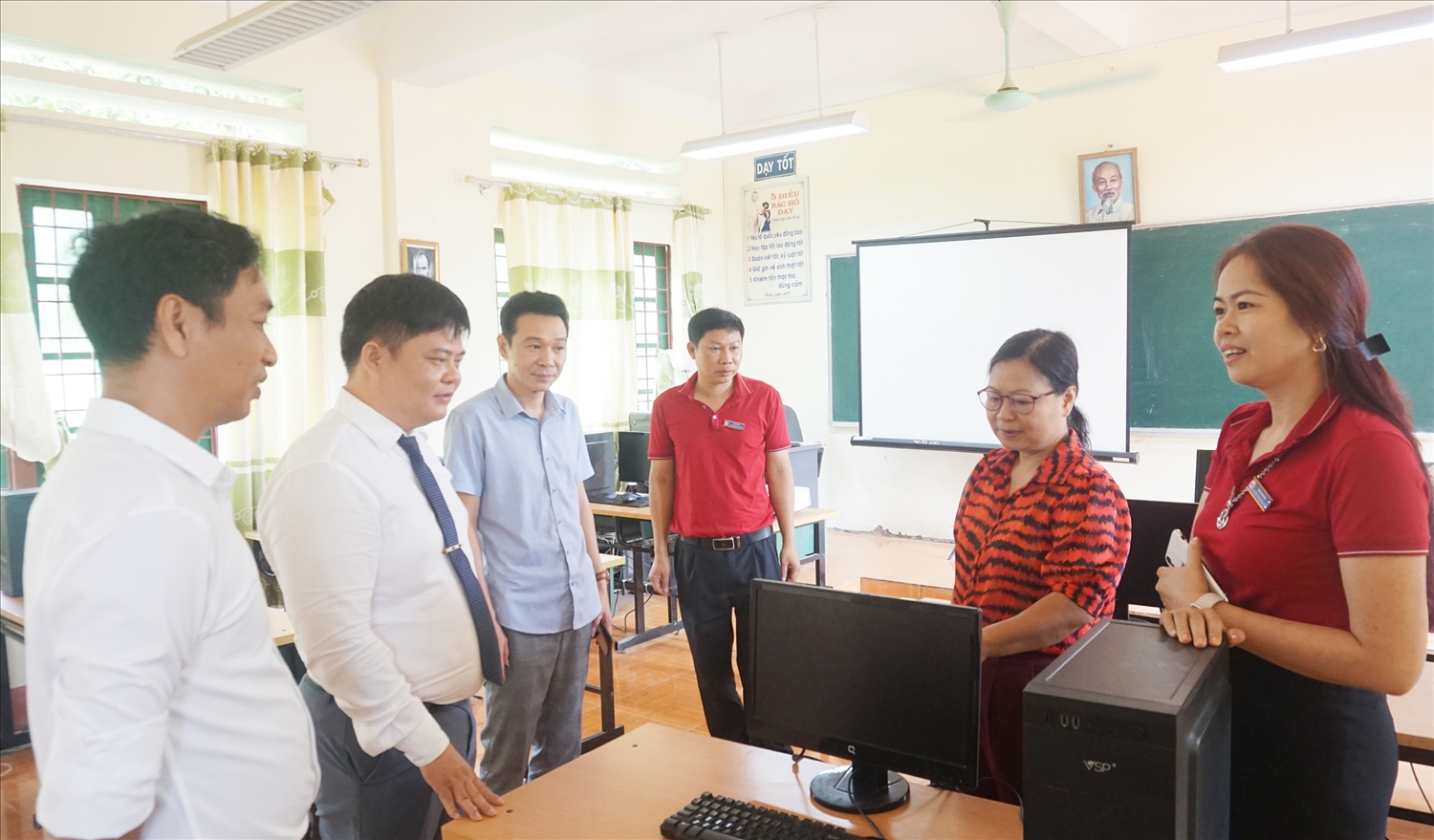 Đoàn công tác thăm cơ sở vật chất, trang thiết bị dạy học của Trường THCS Cốc San