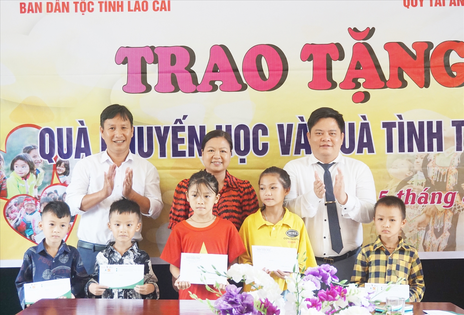 Đoàn công tác tặng 10 phần quà cho các em học sinh Trường Tiểu học và THCS Tả Ngảo