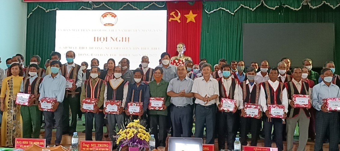 Lãnh đạo Ủy ban MTTQ tỉnh tặng quà cho người có uy tín tiêu biểu huyện Mang Yang. Ảnh: BGL