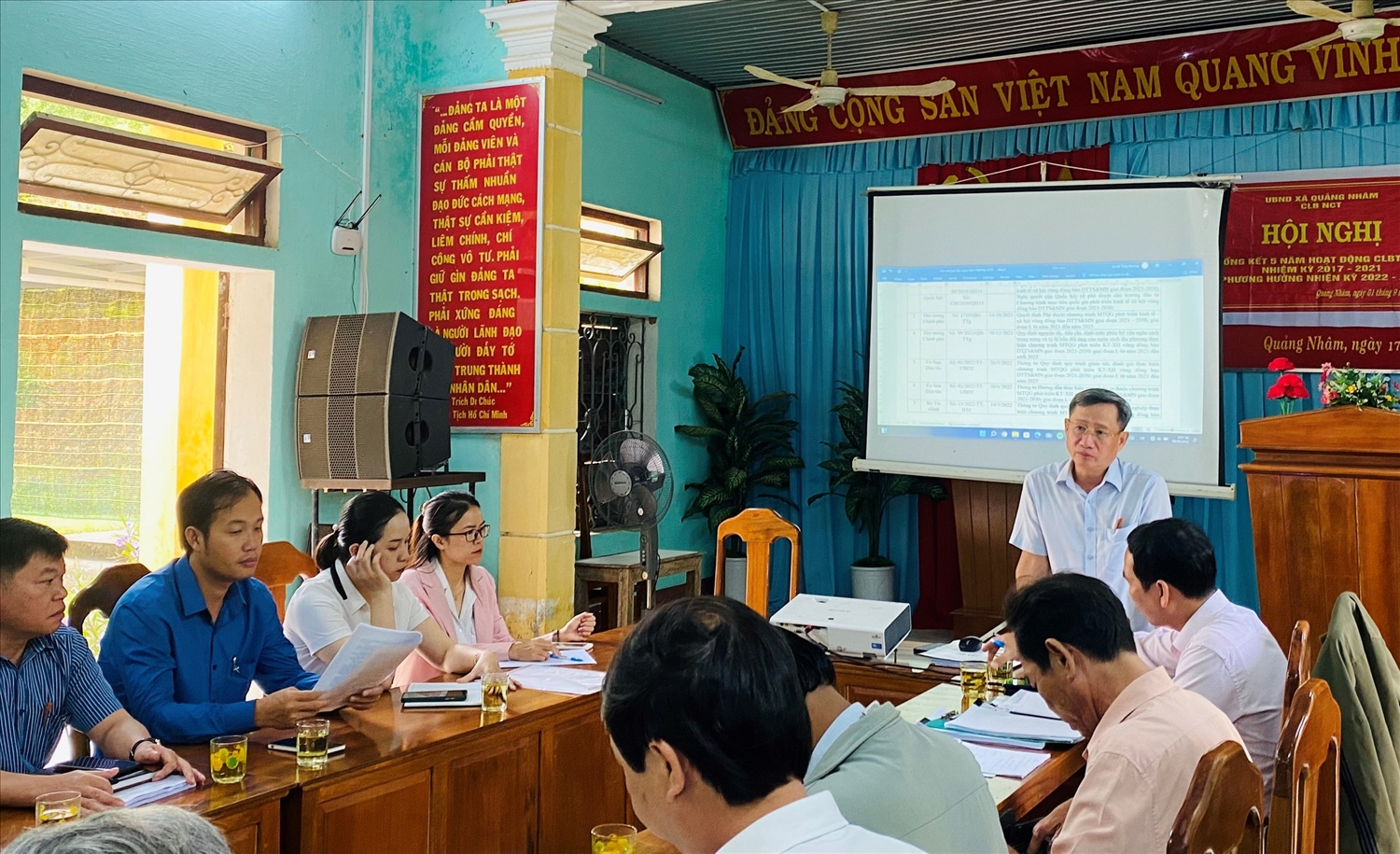 Đồng chí Lê Xuân Hải, Phó Trưởng Ban Dân tộc tỉnh Thừa Thiên Huế cùng Đoàn công tác làm việc tại xã Quảng Nhâm, huyện A Lưới