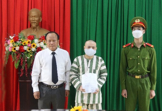 Đại diện lãnh đạo TAND tỉnh Đắk Nông trao quyết định cho Đặng Văn Hiến