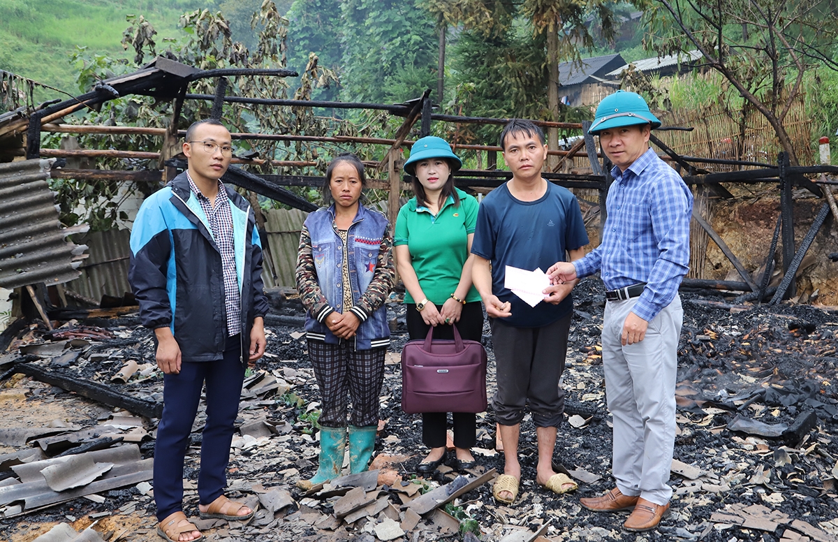 Lãnh đạo huyện Mèo Vạc thăm hỏi, động viên, hỗ trợ ban đầu hộ ông Và Mí Phư, thôn Nà Sang, xã Tát Ngà