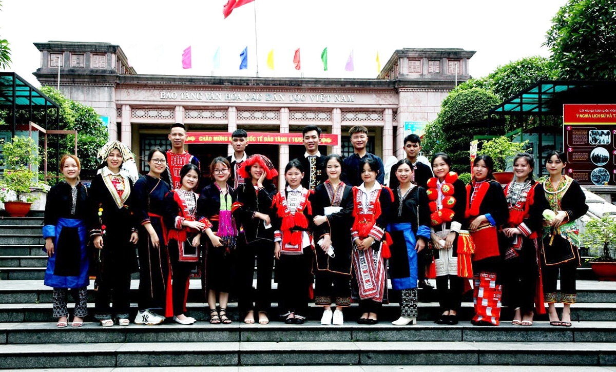 Các sinh viên dân tộc Dao tại Hà Nội rực rỡ với bộ trang phục truyền thống đầy sắc màu