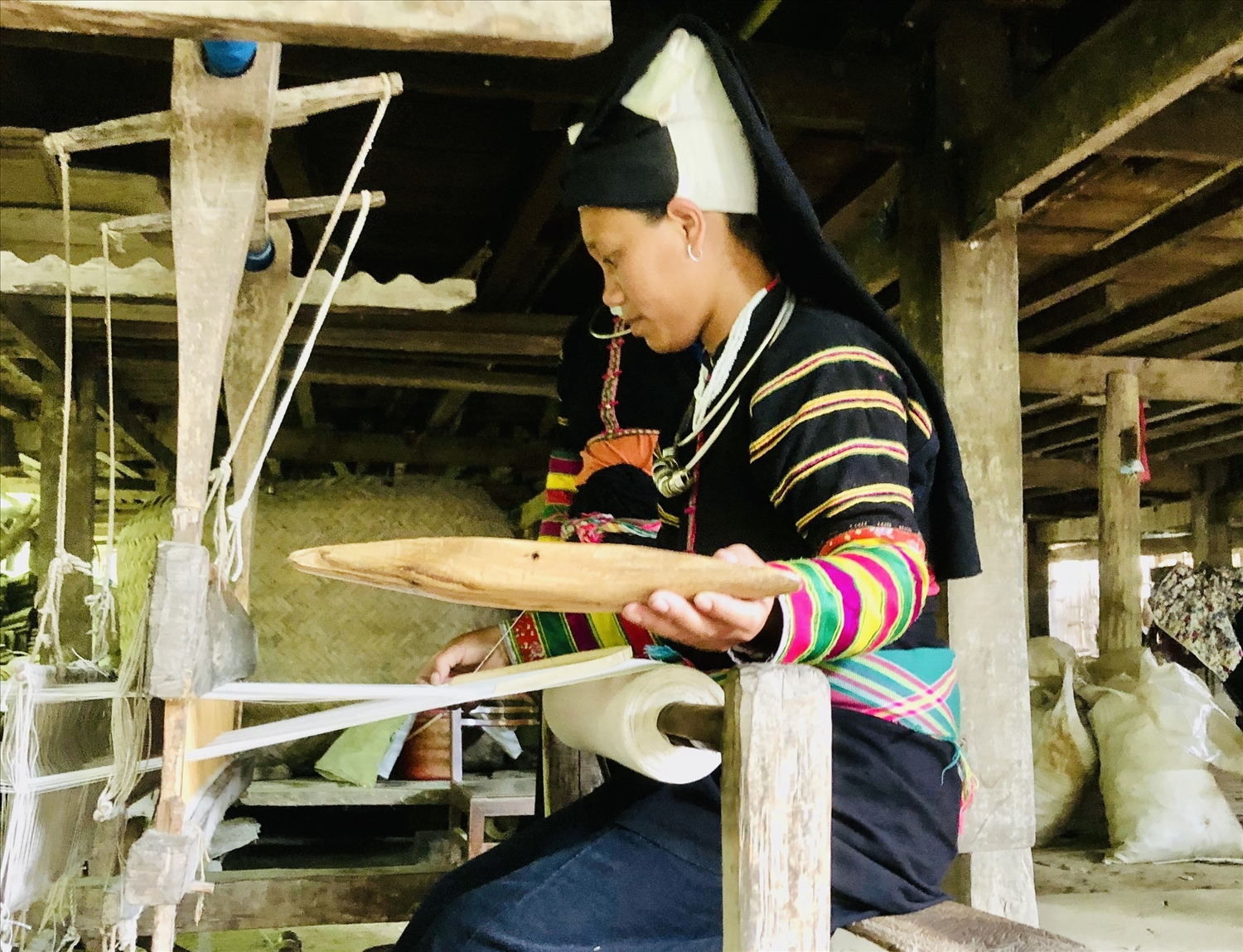 Đồng bào Lô Lô xóm Khuổi Khon, xã Kim Cúc, huyện Bảo lạc được hỗ trợ khung cửi dệt vải thổ cẩm truyền thống