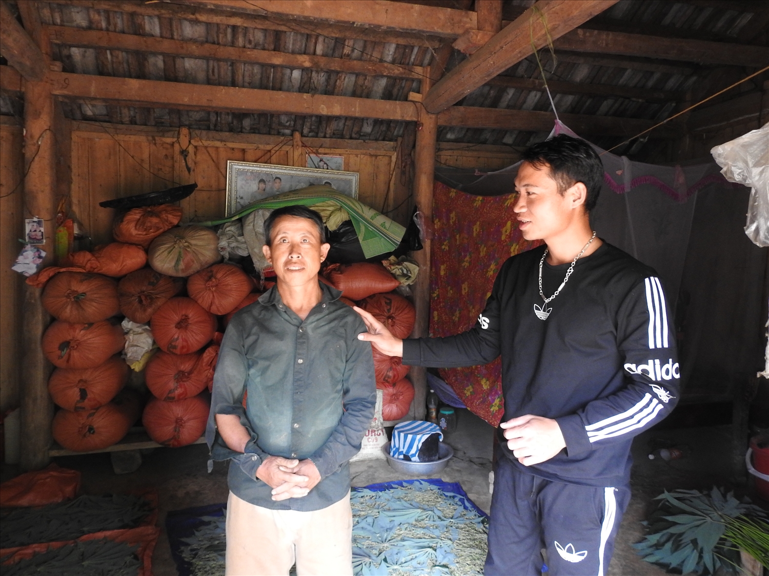 Vừa tròn 18 tuổi, anh Nhất (bên phải) đã được người dân tin tưởng bầu làm Trưởng thôn với mong muốn đưa thôn phát triển đi lên