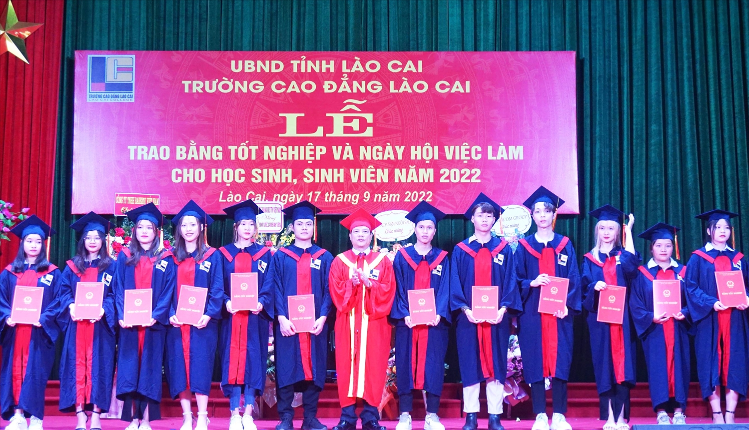 Ngày 17/9, trường Cao đẳng Lào Cai tổ chức trao bằng tốt nghiệp cho gần 600 học sinh, sinh viên hệ Trung cấp và Cao đẳng