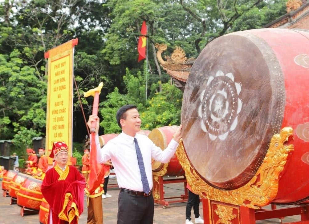 Ông Đỗ Trọng Hưng - Ủy viên Trung ương Đảng, Bí thư Tỉnh ủy, Chủ tịch HĐND tỉnh Thanh Hóa đánh trống khai hội Lễ hội Lam Kinh 2022