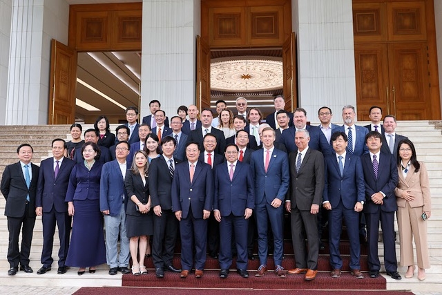 Thủ tướng Phạm Minh Chính, Phó Thủ tướng thường trực Phạm Bình Minh, lãnh đạo một số bộ, ngành và đại diện hiệp hội doanh nghiệp, nhà đầu tư - Ảnh: VGP/Nhật Bắc