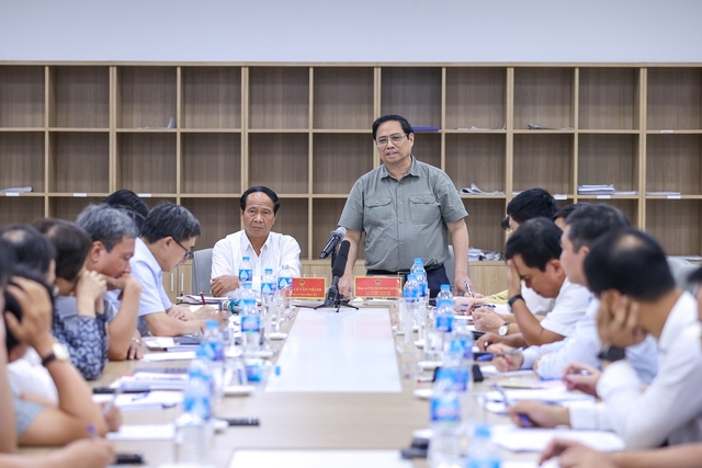 Thủ tướng làm việc với một số bộ, ngành và UBND tỉnh Hà Nam về các dự án sau khi kiểm tra, khảo sát thực địa. Ảnh VGP/Nhật Bắc