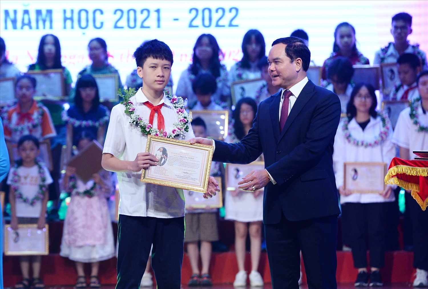 Ông Nguyễn Đình Khang tuyên dương học sinh đạt giải quốc gia, quốc tế.