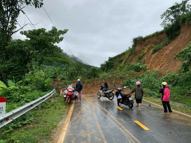 Ở khu vực Tây Bắc, ngoài đường cao tốc Nội Bài - Lào Cai, các tuyến đường khác cấp đường đều thấp (kể cả quốc lộ) và chỉ đạt tiêu chuẩn đường cấp V-IV miền núi thường xuyên xảy ra tai nạn giao thông. Ảnh: Báo Giao thông