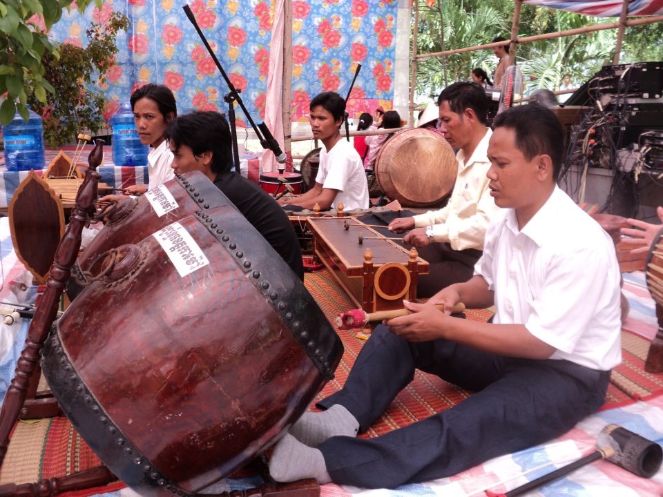 Các nghệ nhân biểu diễn nhạc trước khuôn viên chùa