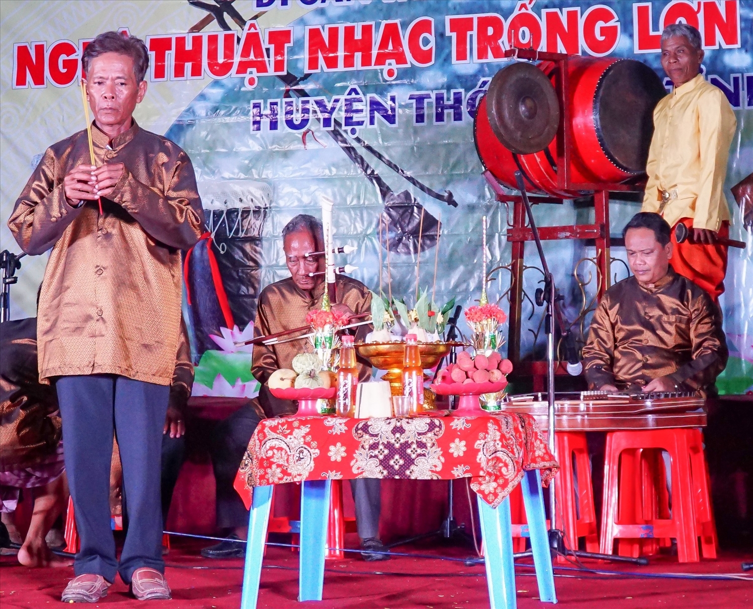 Đồng bào Khmer Cà Mau vui mừng khi đón nhận Bằng công nhận “Nghệ thuật nhạc trống lớn của dân tộc Khmer huyện Thới Bình” Di sản văn hóa phi vật thể cấp quốc gia