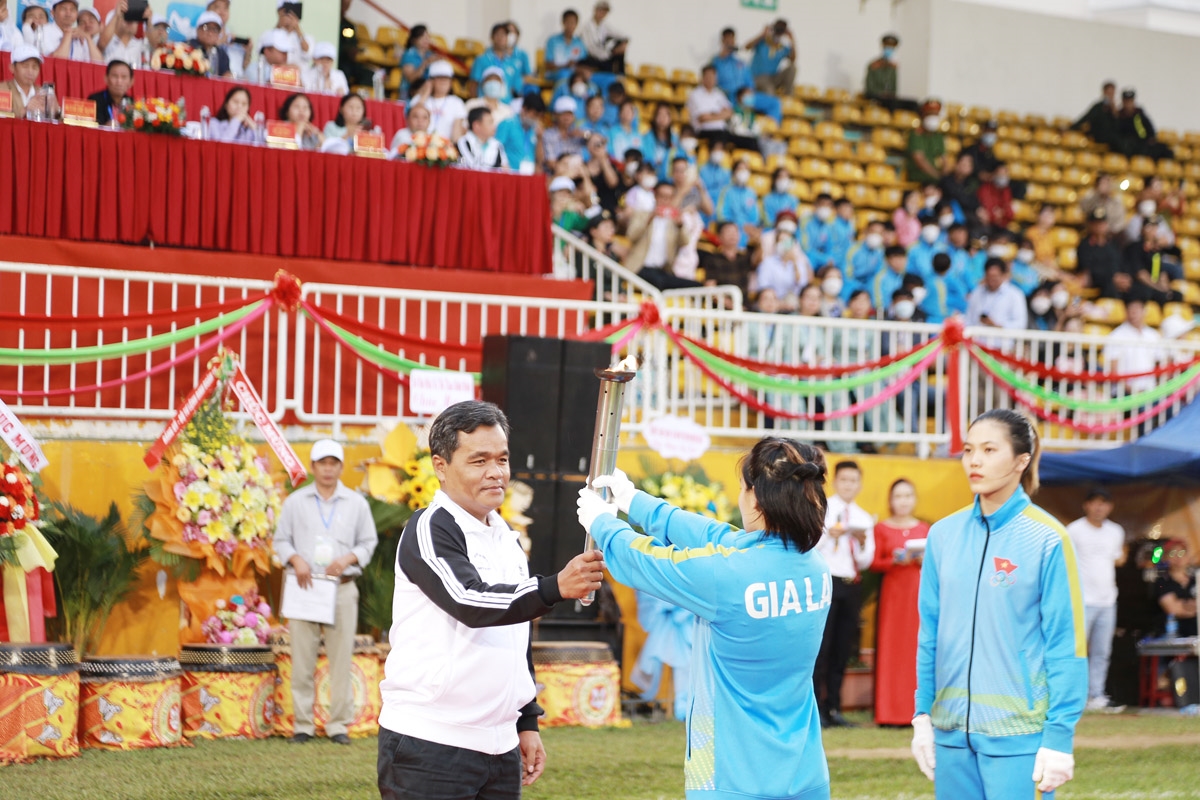 Bí thư Tỉnh ủy Hồ Văn Niên tiếp nhận ngọn đuốc do đoàn VĐV của Trung tâm Huấn luyện và Thi đấu thể thao tỉnh rước về từ Bảo tàng tỉnh Gia Lai