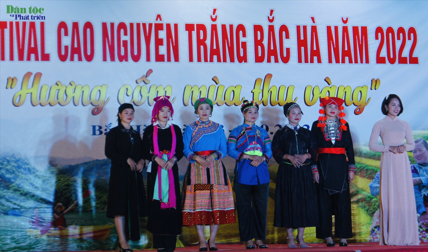 Trao Giải chuyên đề cho 07 Nữ thí sinh dân tộc có gương mặt khả ái trong phần thi trình diễn trang phục dân tộc do Câu lạc bộ Nữ lãnh đạo quản lý huyện trao tặng