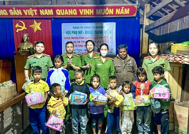 Công an huyện Kbang thăm hỏi, tặng quà cho trẻ em DTTS