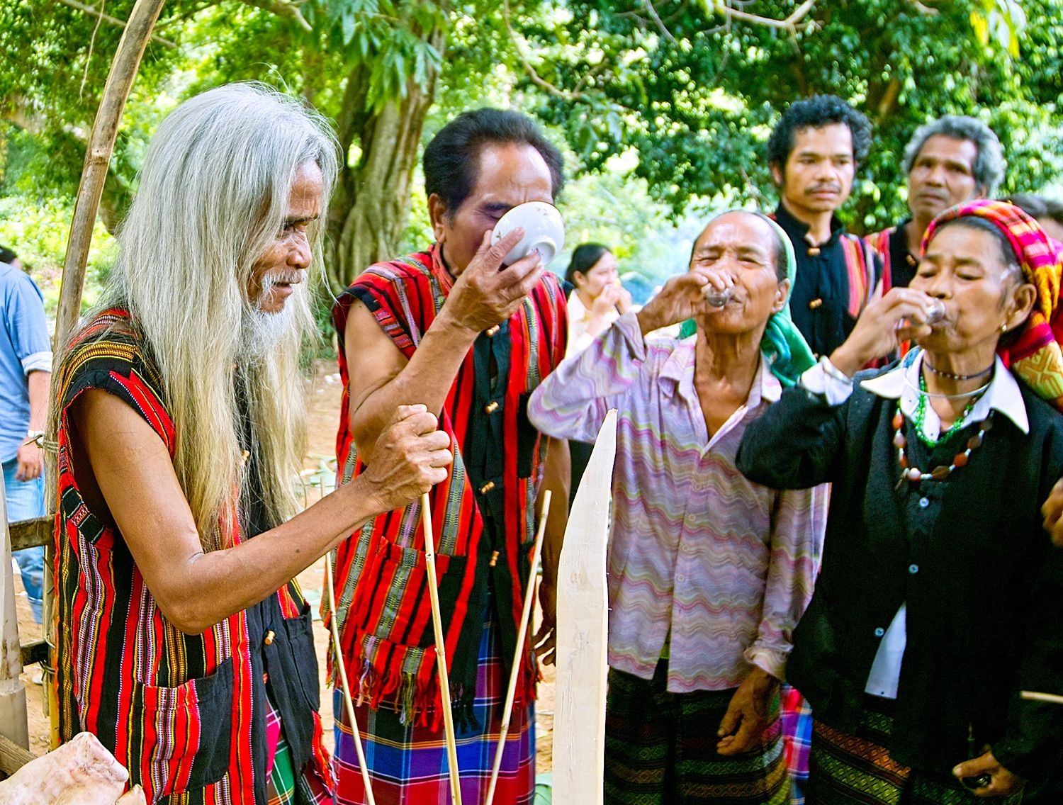Chén “rượu lộc” trong lễ hội được chia đều thể hiện tinh thần đoàn kết của người Bru- Vân Kiều ở Đông Trường Sơn