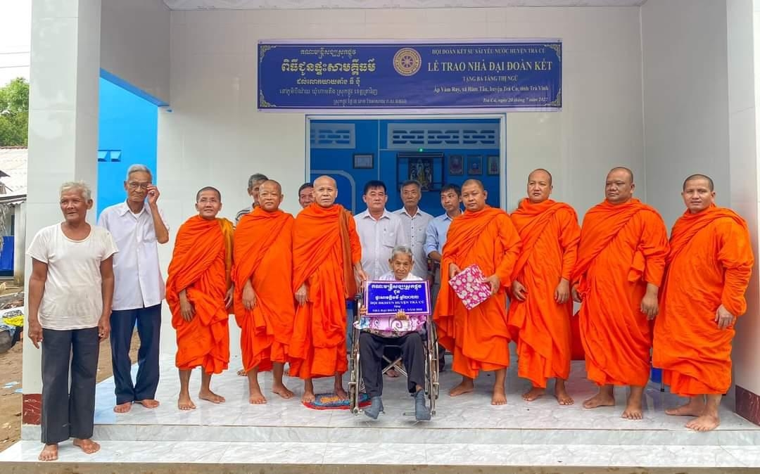 Hội Đoàn kết Huyện Trà Cú (Trà Vinh) trao nhà đến hộ Khmer Tăng Thị Ngữ 
