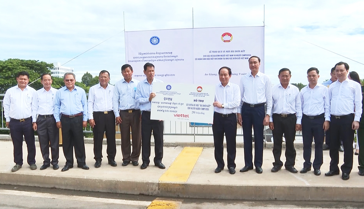 Ông Lê Tiến Châu - Ủy viên Ban Chấp hành Trung ương Đảng, Phó Chủ tịch, Tổng Thư ký Ủy ban Trung ương MTTQ Việt Nam trao bảng tượng trưng tặng 5 căn nhà Đại đoàn kết cho đại diện phía Campuchia