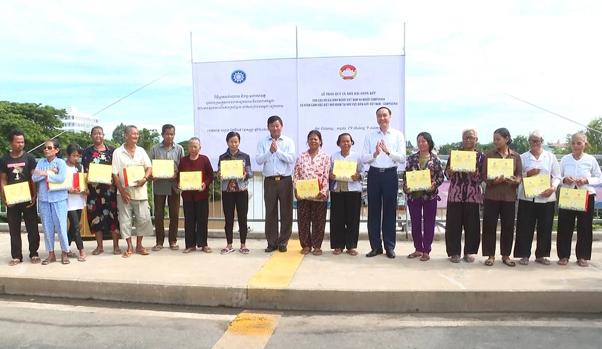 Đại diện hai đoàn Việt Nam và đoàn Campuchia tặng quà hộ nghèo khu vực biên giới