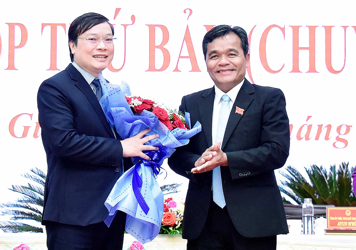 Tân Chủ tịch UBND tỉnh Gia Lai Trương Hải Long (bên trái) nhận hoa chúc mừng của Chủ tịch HĐND tỉnh Gia Lai Hồ Văn Niên