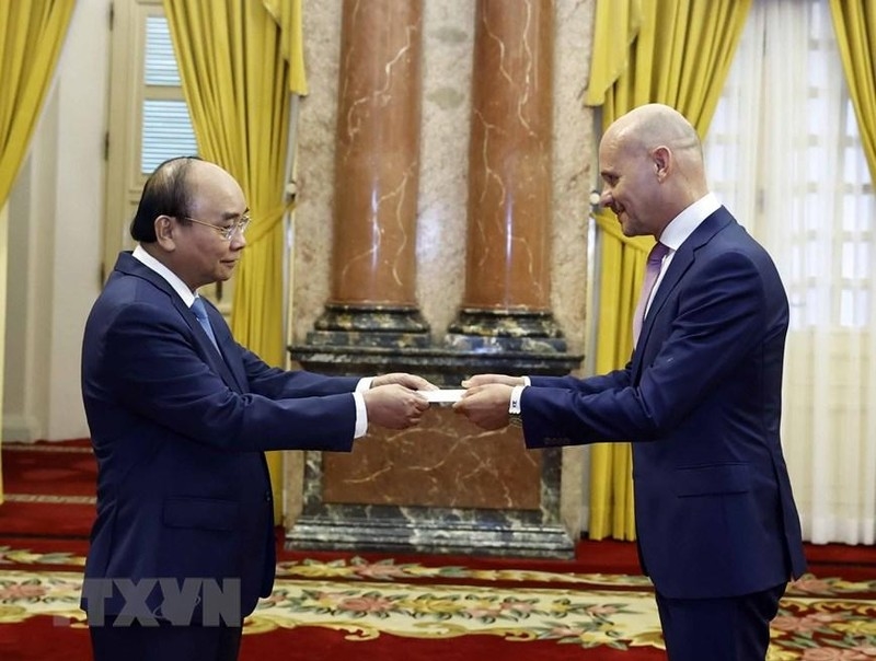 Chủ tịch nước Nguyễn Xuân Phúc tiếp nhận Quốc thư của Đại sứ Hà Lan Kees van Baar. Ảnh: TTXVN