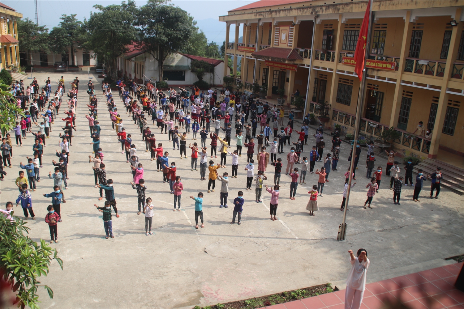 Bài thể dục giữa giờ của tập thể học sinh trường PTDT Bán trú Tiểu học và THCS A Mú Sung, xã A Mú Sung, huyện Bát Xát, tỉnh Lào Cai