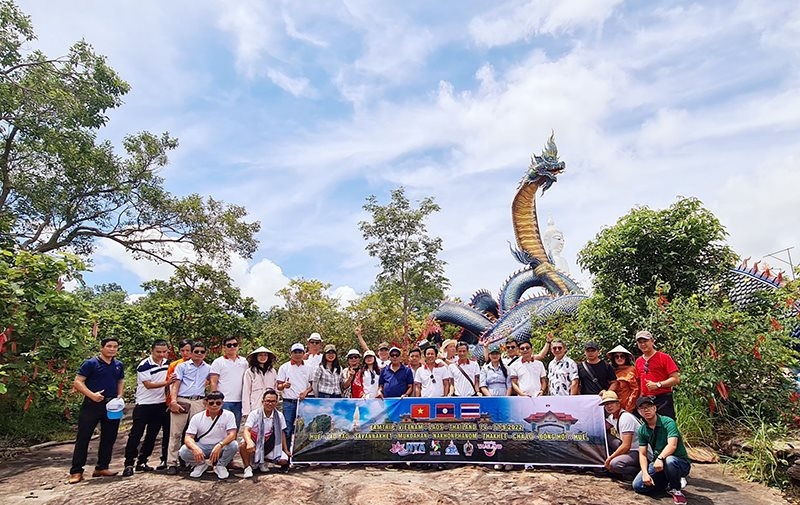 Đoàn famtrip tham quan tại chùa Manorom, TP. Mukdahan (Thái Lan)