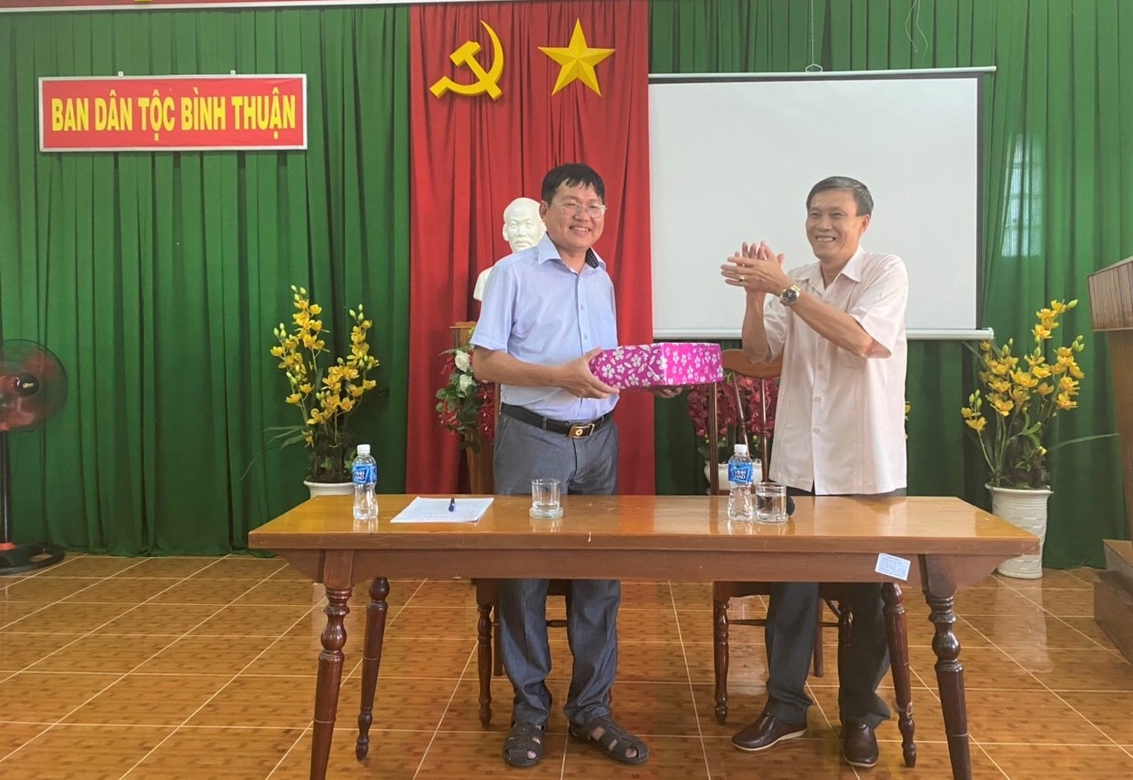 Đồng chí Hà Thanh Sơn, Phó trưởng Ban Dân tộc tỉnh Trà Vinh tặng quà Ban Dân tộc tỉnh Bình Thuận.